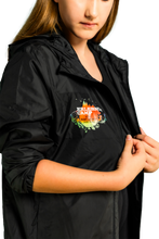Lade das Bild in den Galerie-Viewer, Wind-/ Regenjacke - IRISHDANCE FESTIVAL MERCH / ERLEBNISCAMP 3
