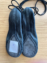 Load image into Gallery viewer, Softshoe Suede Sole  // Size 31 ; 12 // Condition: Very Used Look // Nr. 35
