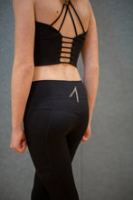 Lade das Bild in den Galerie-Viewer, Strong Gold IrishDance Leggings, See-proof dark black, Pockets
