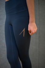 Lade das Bild in den Galerie-Viewer, Cozy Gold IrishDance Leggings, Blue Lagoon
