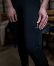 Lade das Bild in den Galerie-Viewer, Strong Gold IrishDance Leggings, See-proof dark black, Pockets
