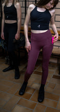 Lade das Bild in den Galerie-Viewer, Strong Gold IrishDance Leggings, See-proof dark black, Pockets
